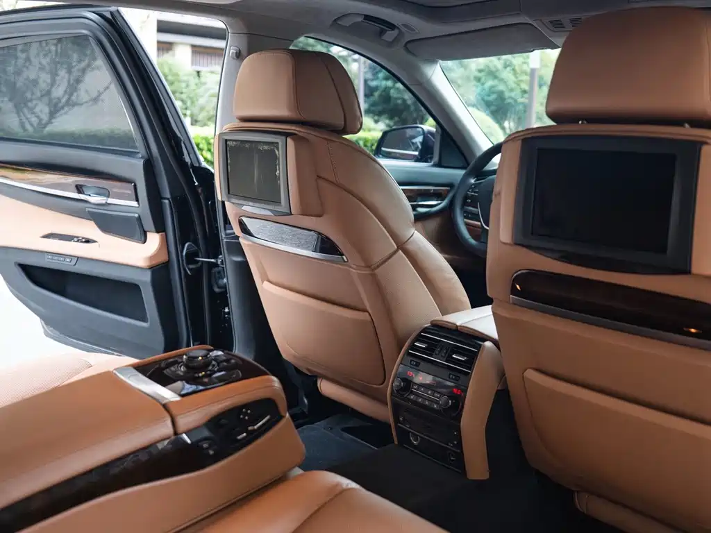 BMW 7 Series — миниатюра 13