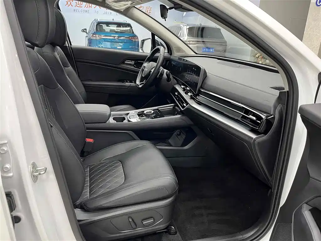 KIA LION PLATINUM EXPANDS THE WORLD