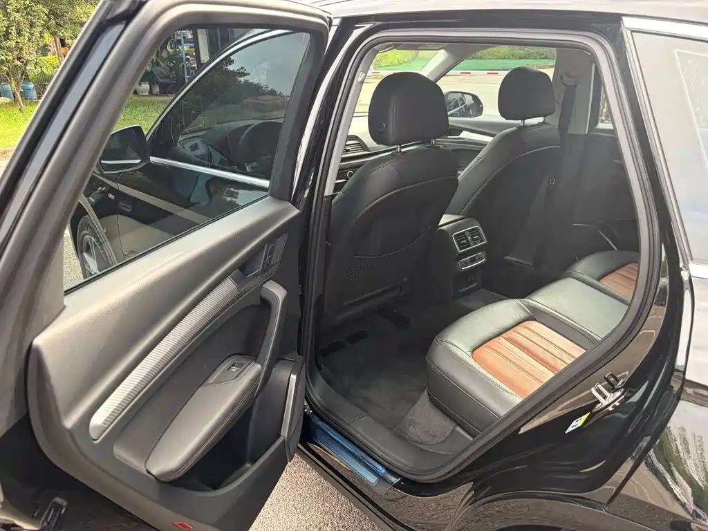 Audi Q5L 2020 Черный из Китая