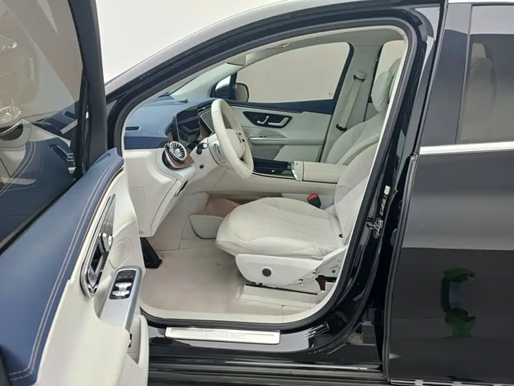 Mercedes-Benz EQE SUV — миниатюра 8