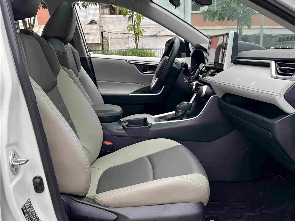 Toyota RAV4 — миниатюра 9