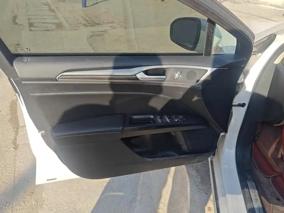 Ford Mondeo — миниатюра 7
