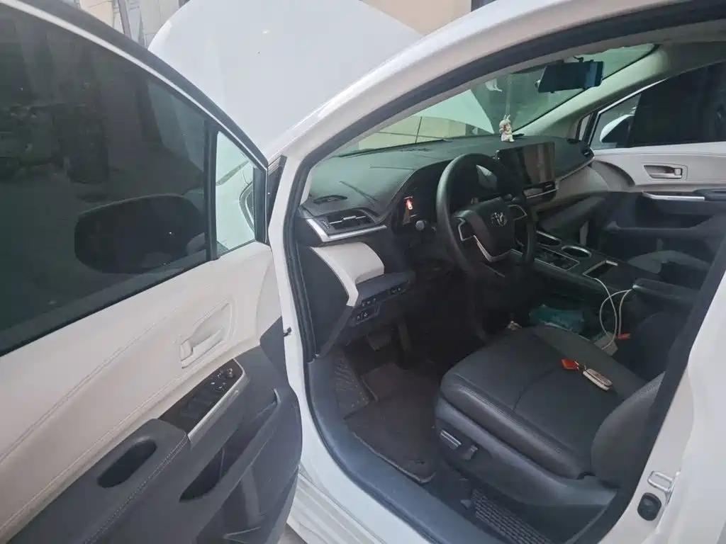 Toyota Sienna — миниатюра 12