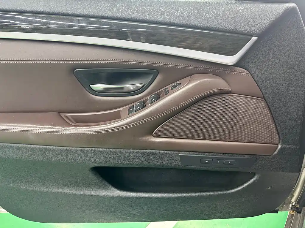 BMW 5 Series — миниатюра 17