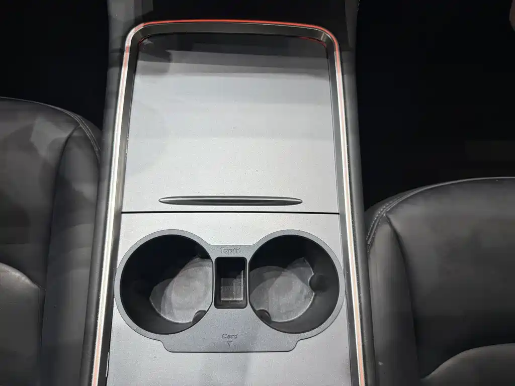 Tesla Model Y — миниатюра 10