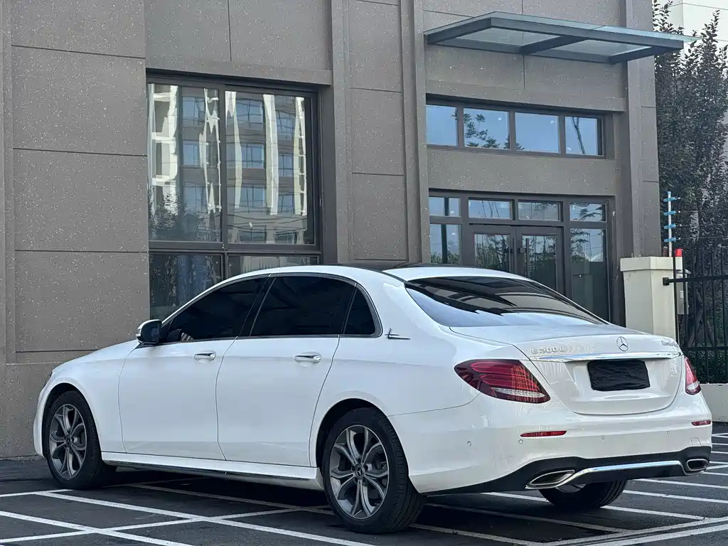 Mercedes-Benz E-Class — миниатюра 7