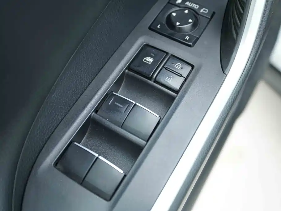 Toyota RAV4 — миниатюра 9
