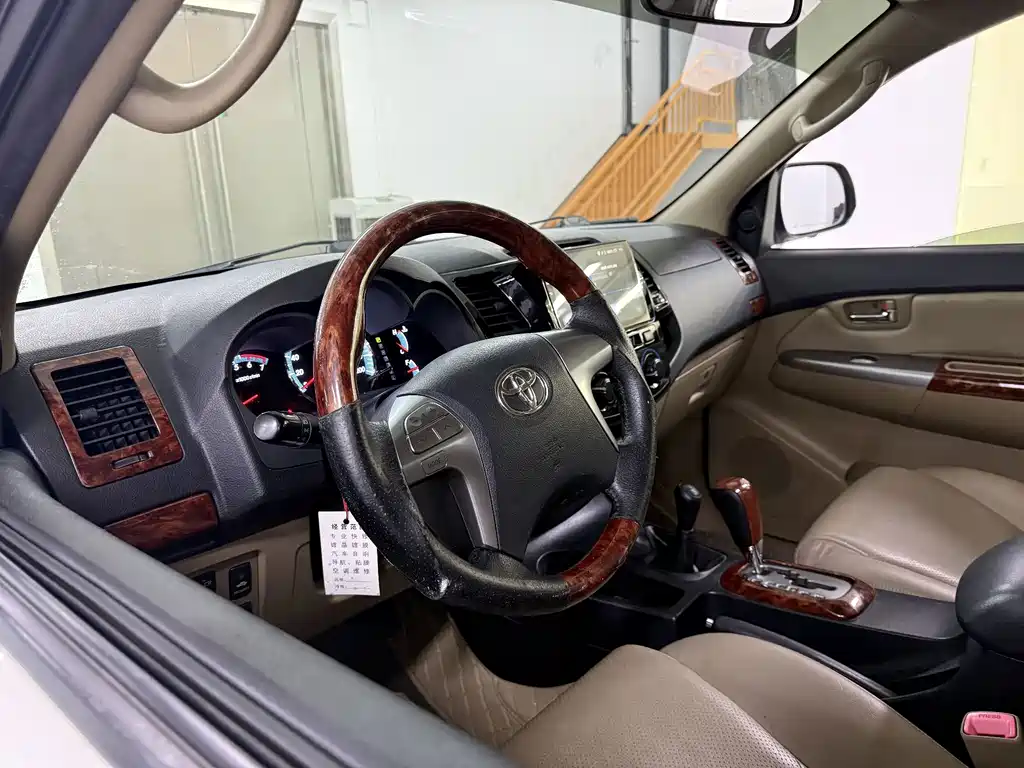 Toyota Fortuner — миниатюра 10