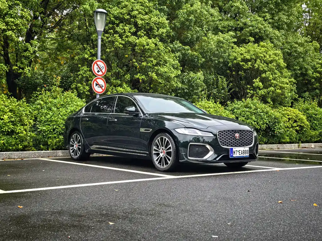 Jaguar XFL — миниатюра 3