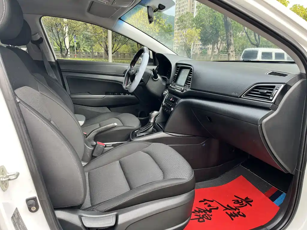 Hyundai Elantra — миниатюра 8
