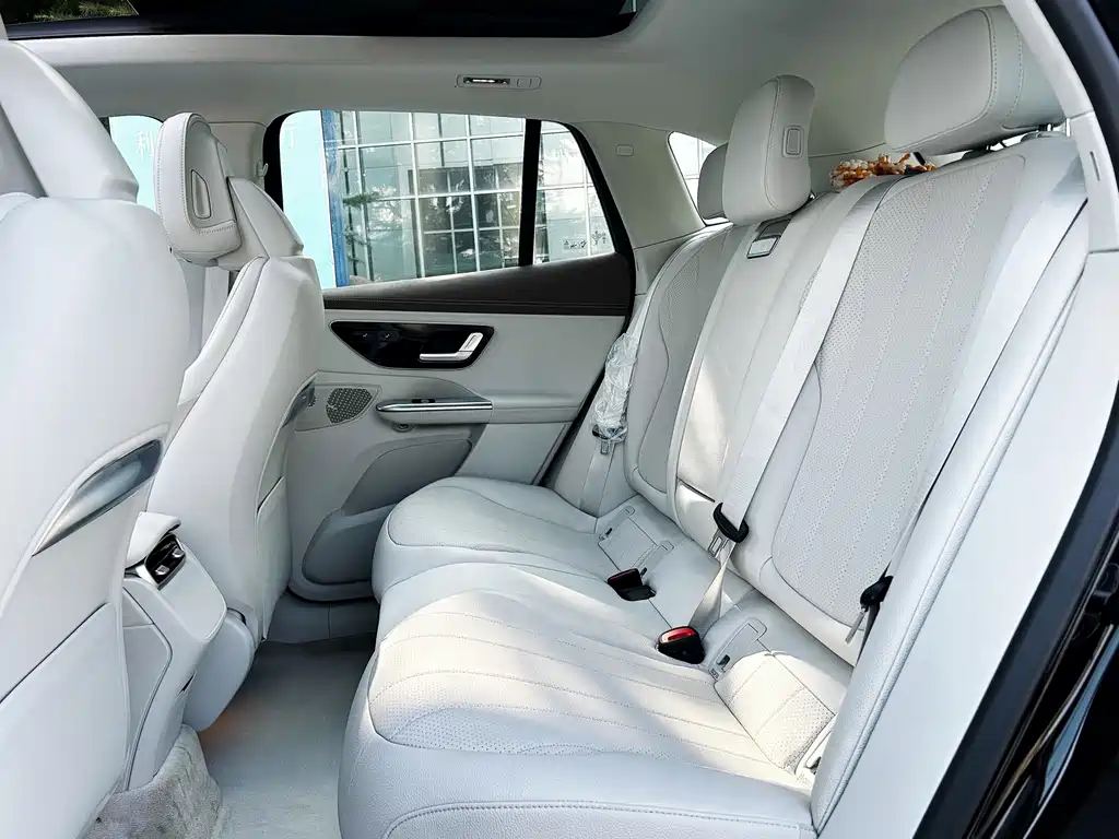 Mercedes-Benz EQE SUV — миниатюра 9
