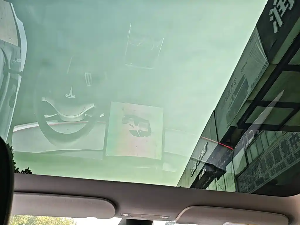 Tesla Model Y — миниатюра 18