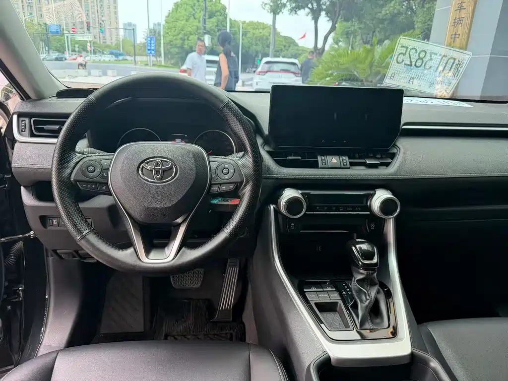 Toyota RAV4 — миниатюра 6