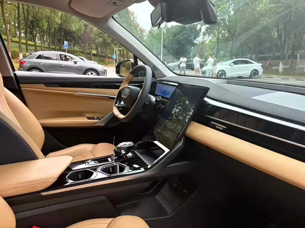 Geely Boyue L — миниатюра 11