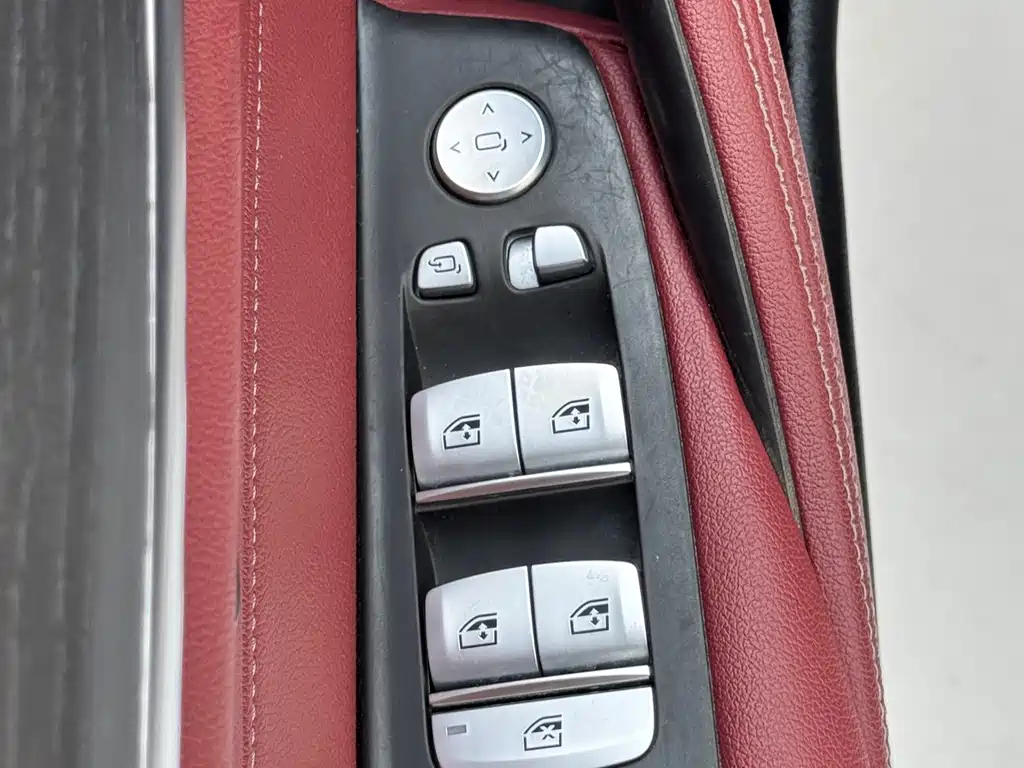 BMW 5 Series — миниатюра 13