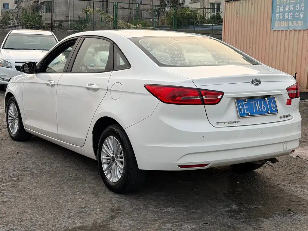 Ford Escort 2015 1.5L MT Comfort
