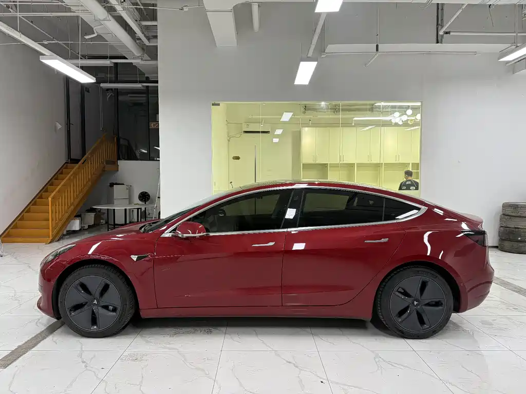 Tesla Model 3 — миниатюра 3