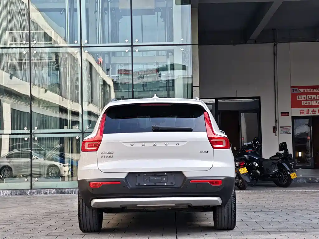 VOLVO XC40