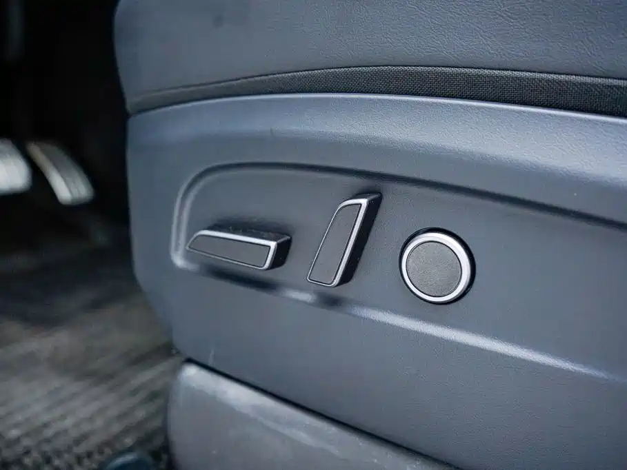 Tesla Model Y — миниатюра 21