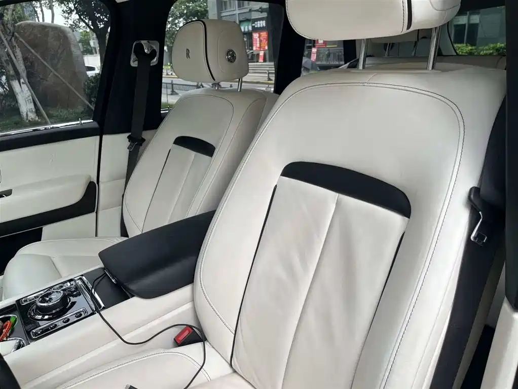 Rolls-Royce Cullinan 2018 мест