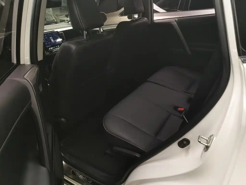 Toyota RAV4 — миниатюра 9