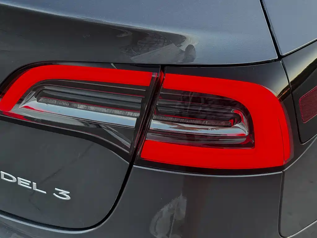 Tesla Model 3 — миниатюра 12