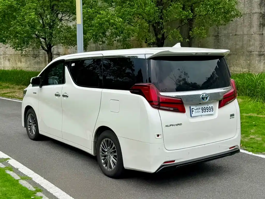 Toyota Alphard — миниатюра 20