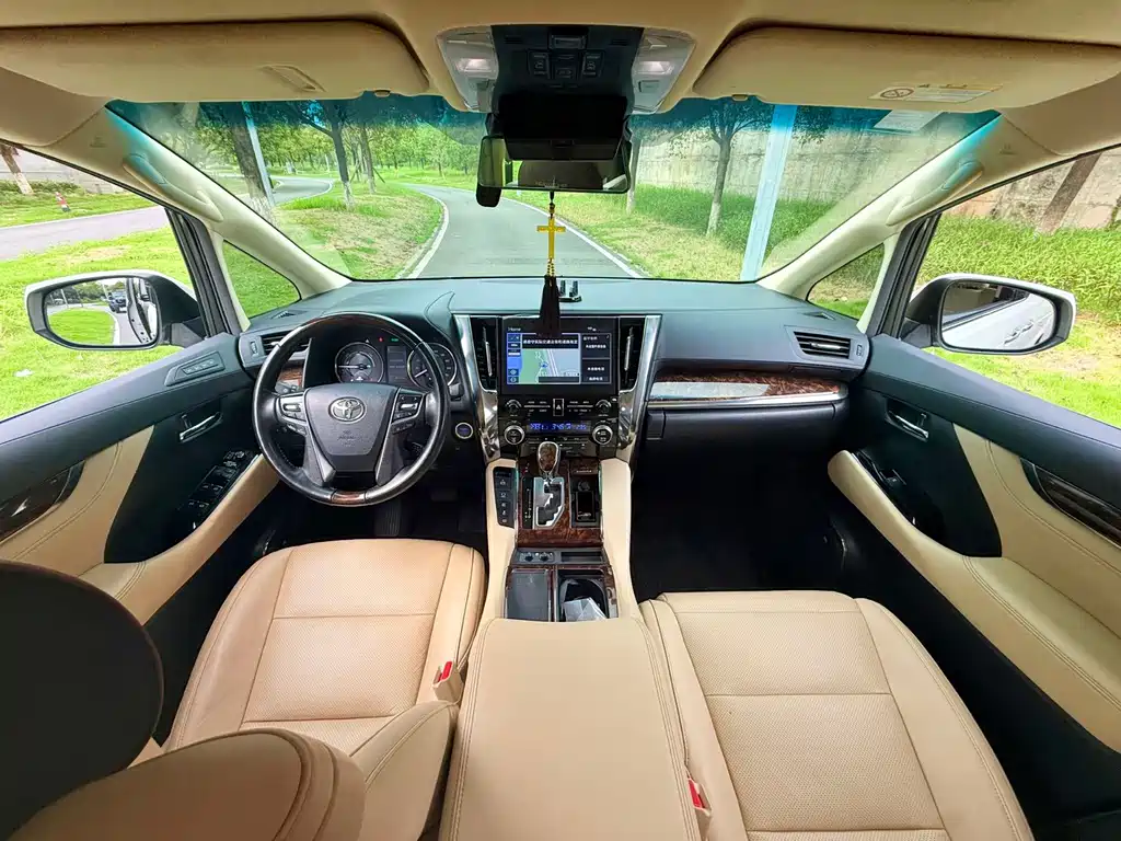 Toyota Alphard — миниатюра 4
