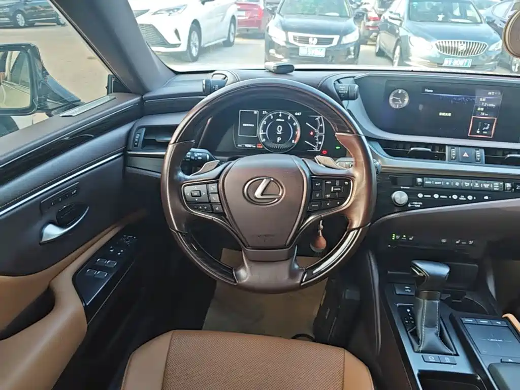 Lexus ES — миниатюра 11