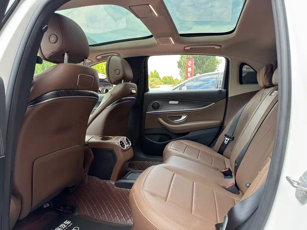 Mercedes-Benz E-Class — миниатюра 8
