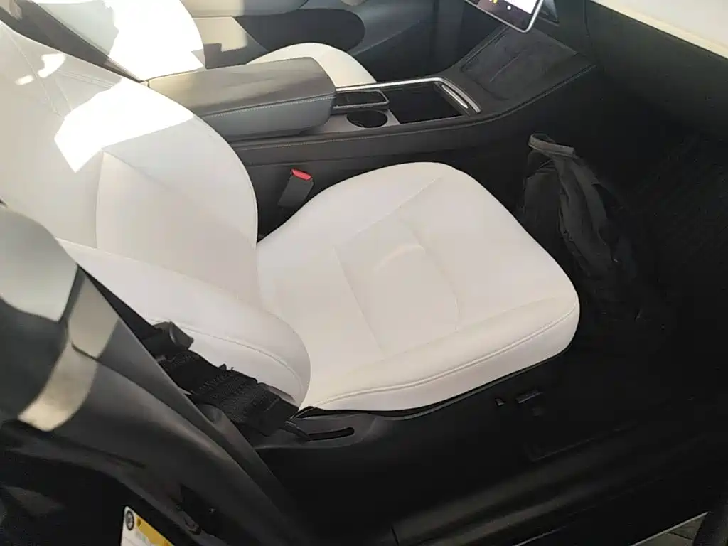 Tesla Model Y — миниатюра 25