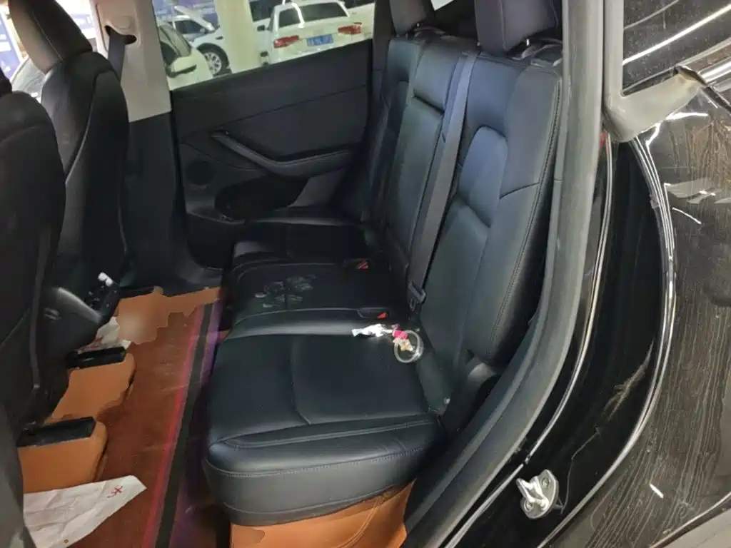 Tesla Model Y — миниатюра 17
