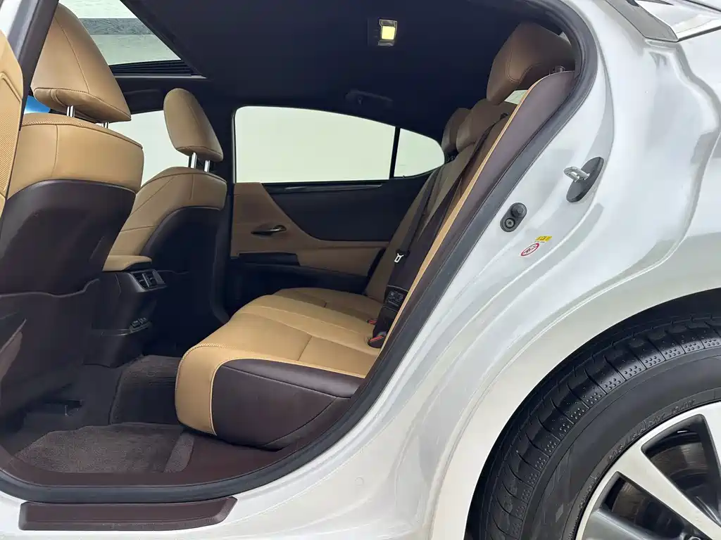Lexus ES — миниатюра 10