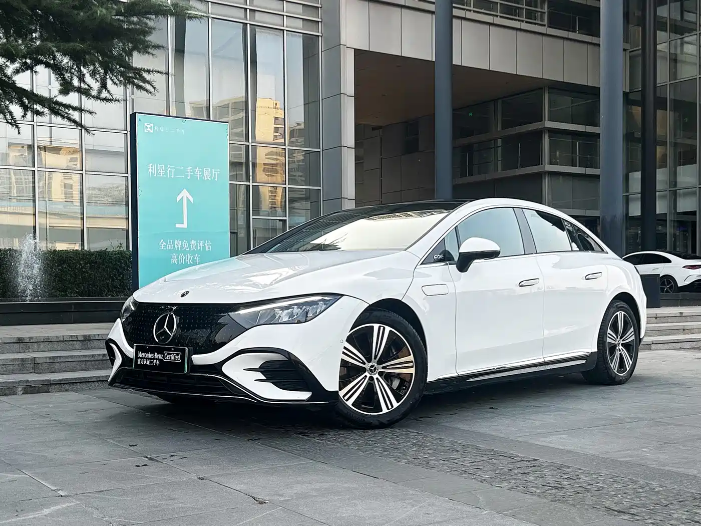 奔驰EQE 2025款 500 4MATIC 先锋版 2025