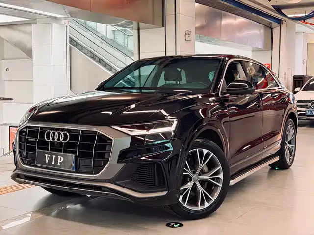 AUDI  Q8
