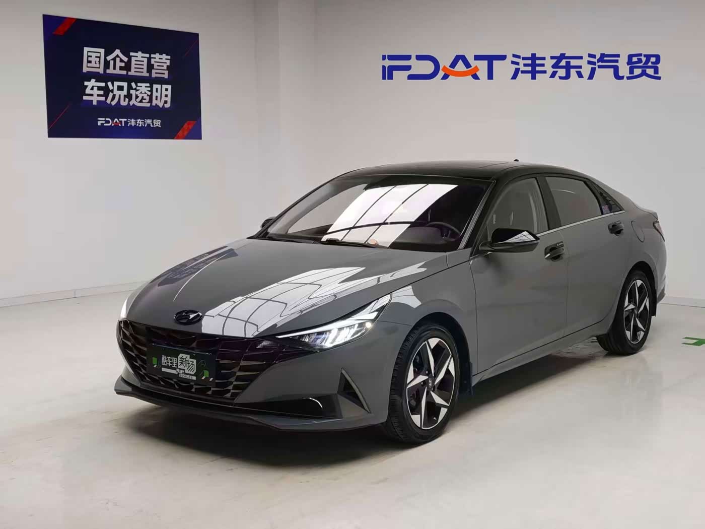Hyundai Elantra 1.5 л 2021 г. Серебристо-серый, пробег 35000 км