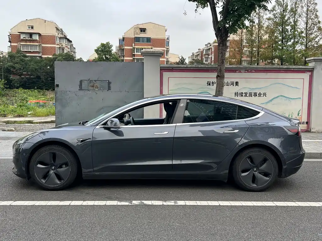 Tesla Model 3 — миниатюра 17