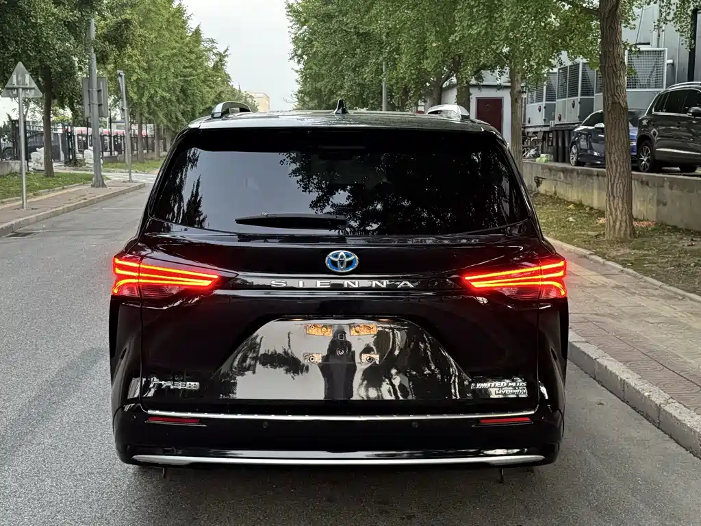 Toyota Sienna — миниатюра 4