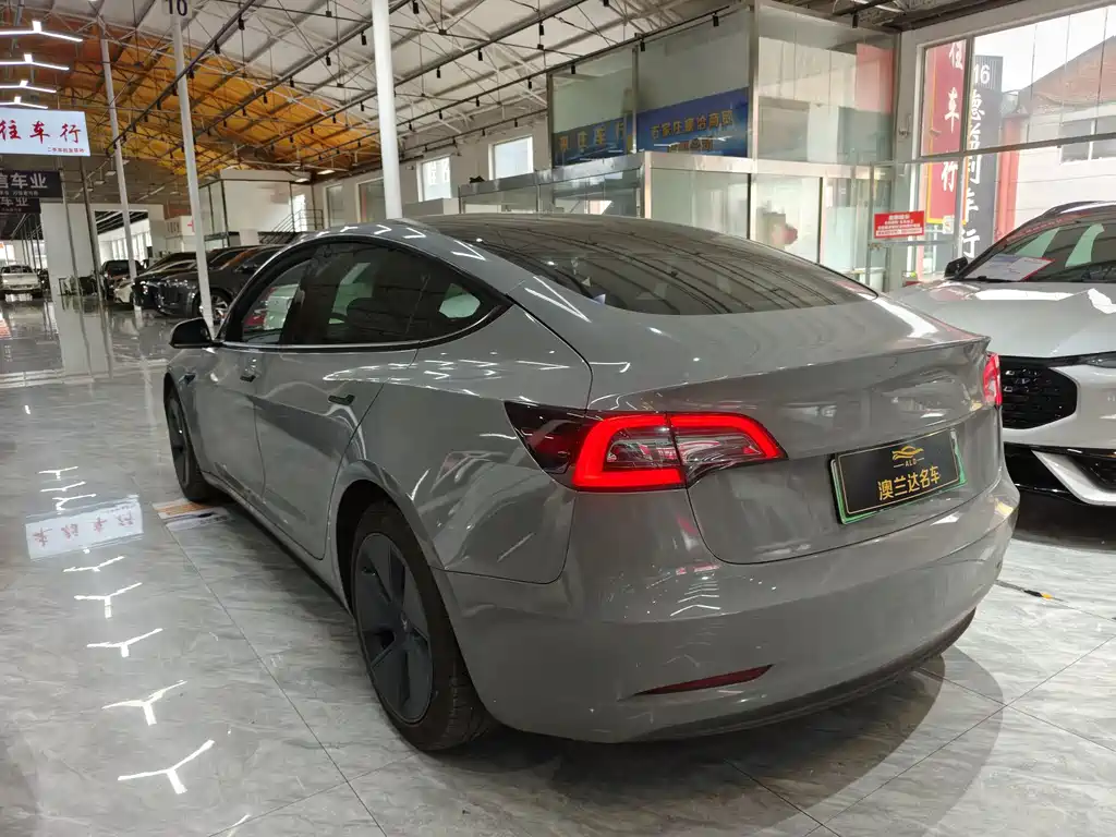 Tesla Model 3 — миниатюра 5