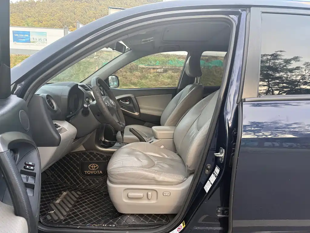 Toyota RAV4 — миниатюра 9