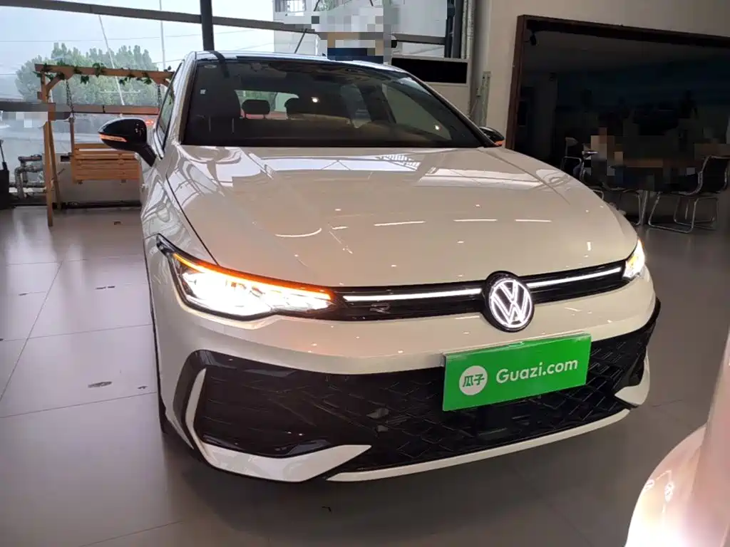Volkswagen Golf 2025 300TSI R-Line