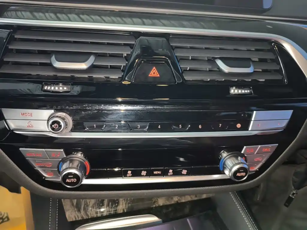 BMW 5 Series — миниатюра 13