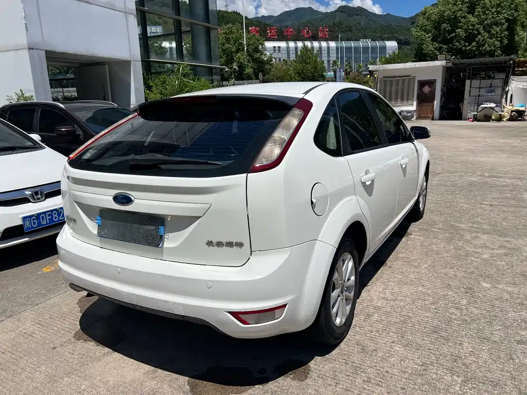 Ford Focus 2013 1.8L AT