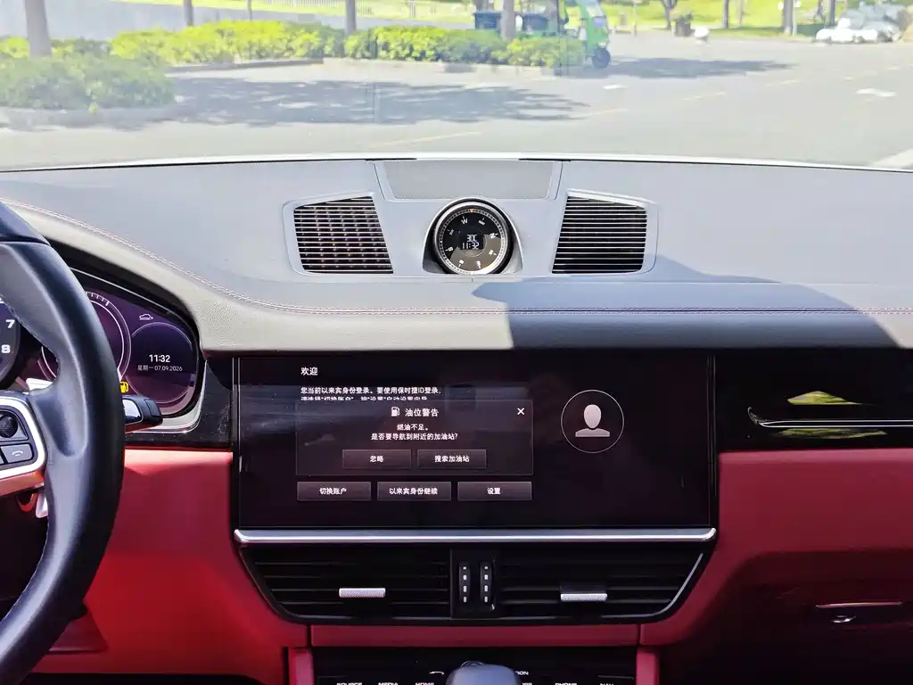 Porsche Cayenne — миниатюра 12