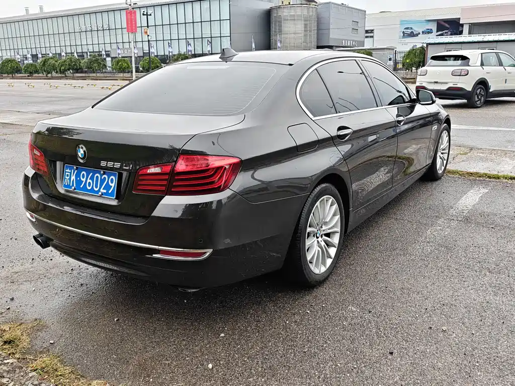 BMW 5 Series — миниатюра 5