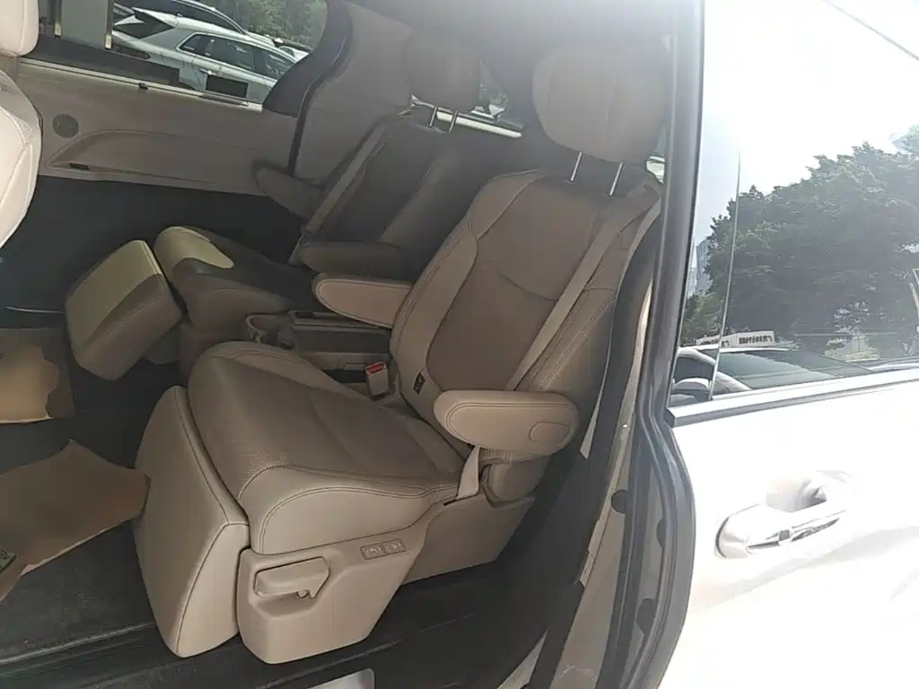 Toyota Sienna — миниатюра 17