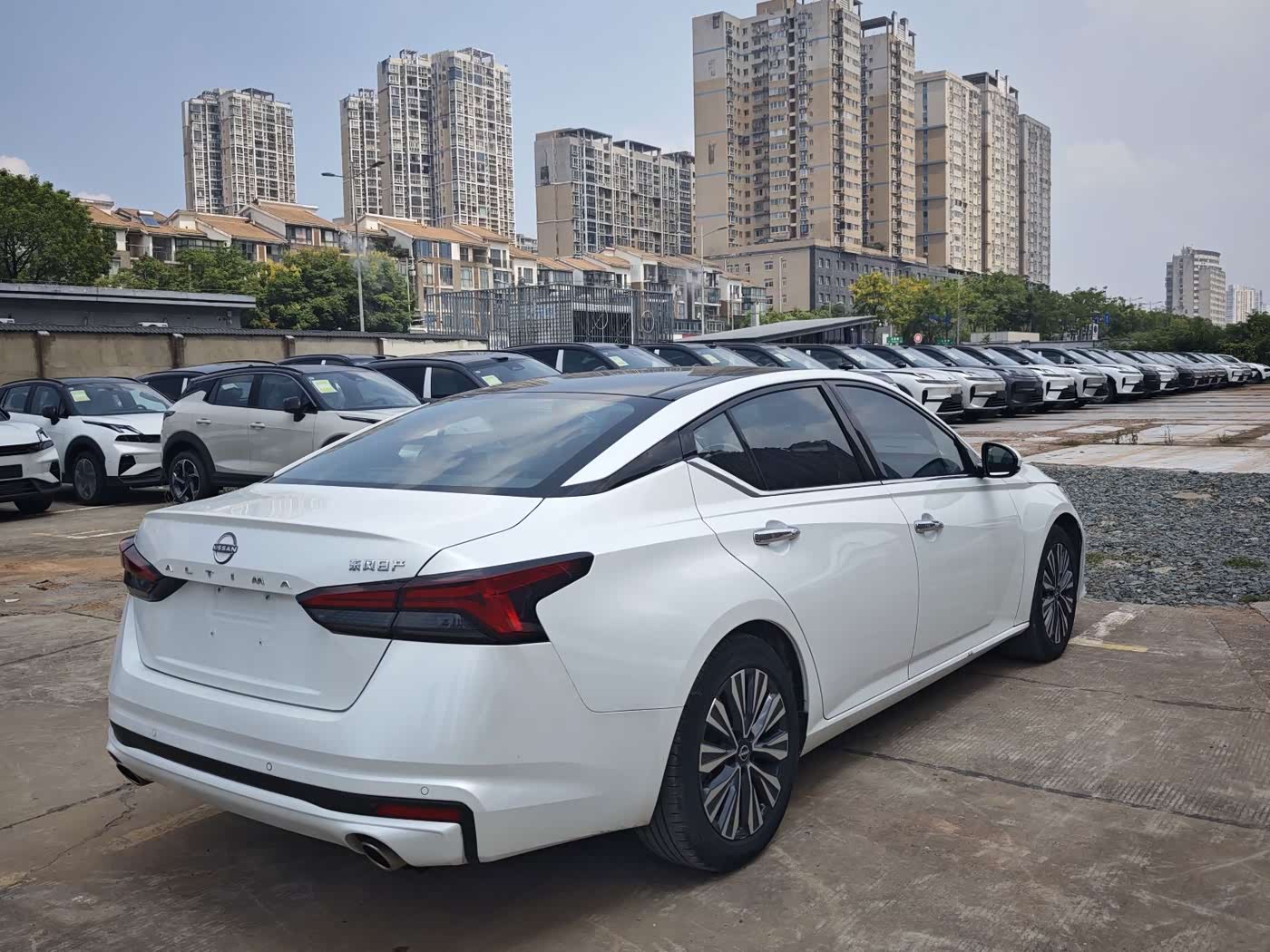 Honda Life 2.0 л 2023 г. Белый, пробег 50000 км