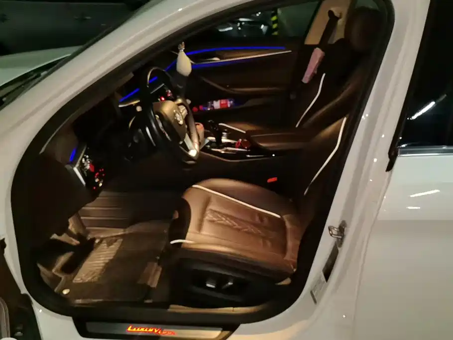 BMW 5 Series — миниатюра 9
