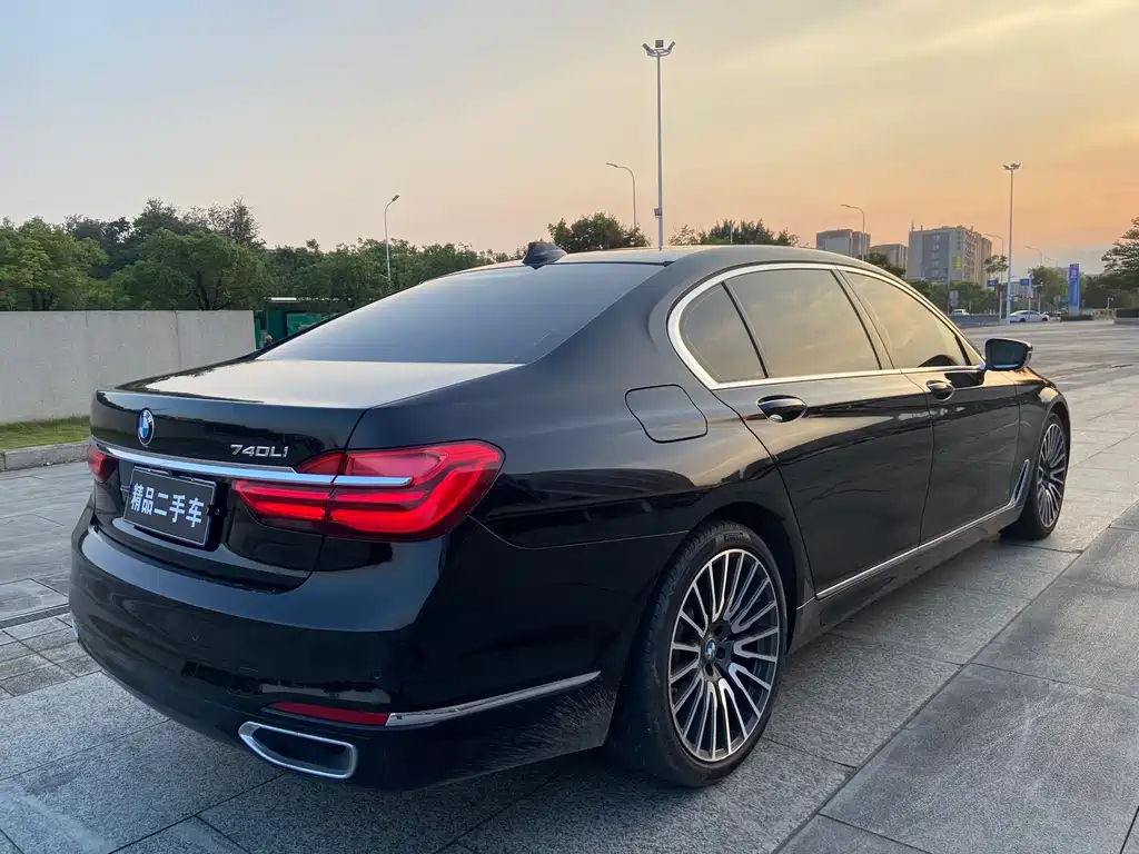 BMW 7 Series — миниатюра 6