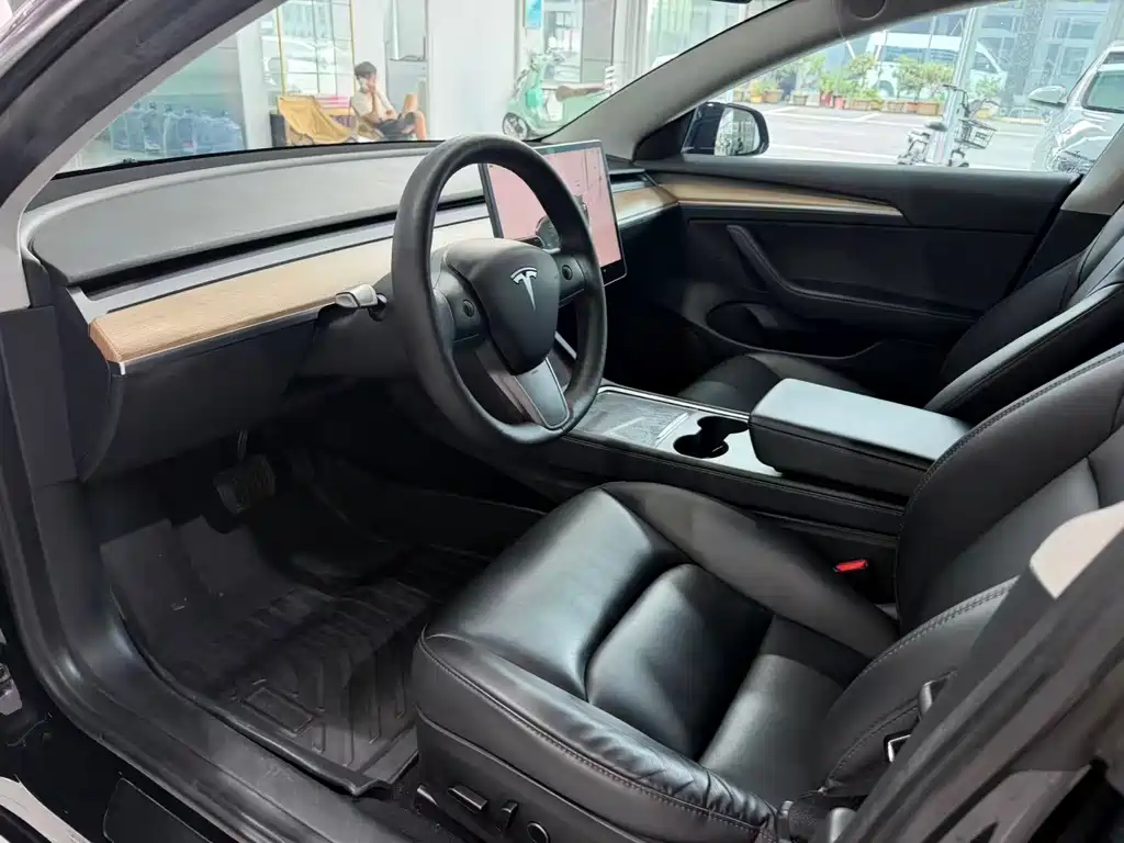 Tesla Model 3 — миниатюра 6
